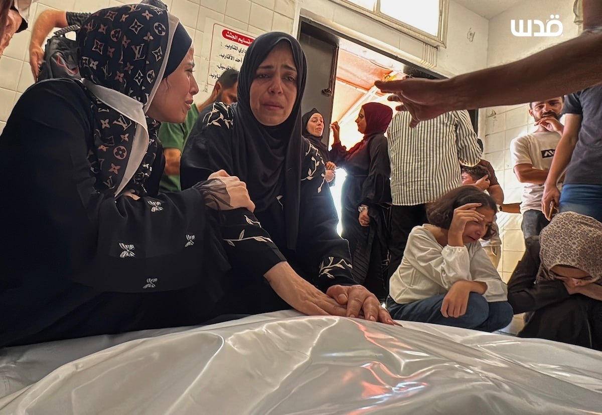 qudsn's tweet photo. دموع، أدعية، وعناق أخير..

وداع شهيدين بعد ارتقائهما بقصف الاحتلال مركبة في منطقة "الزهراء" وسط قطاع غزة. https://t.co/g1X1H4VzRw