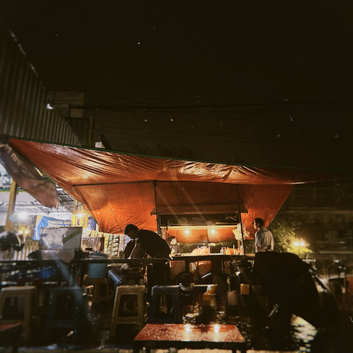ludyladyc's tweet photo. Angkringan dan hujan🥱🌧️ https://t.co/lJchNPdHQl