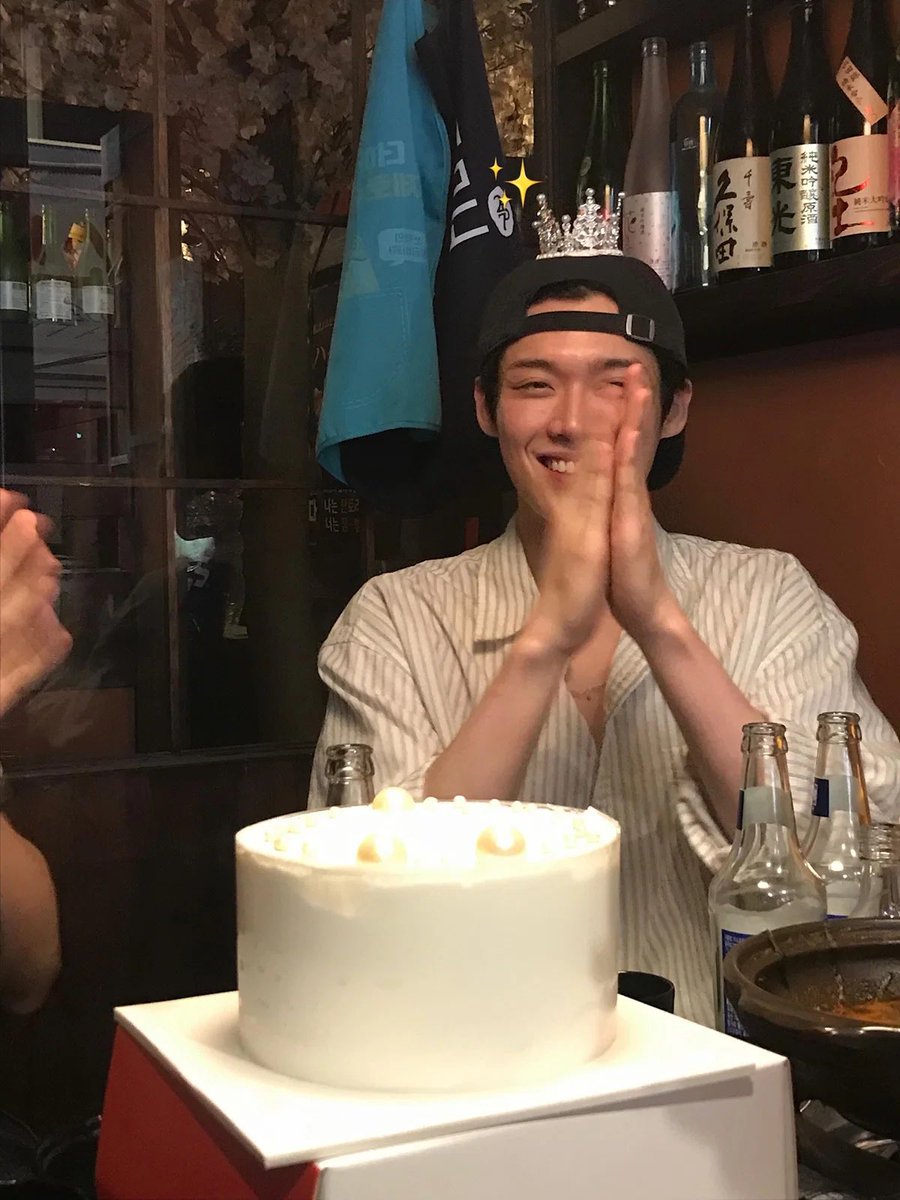 firstlovegif's tweet photo. 애착셔츠인가봐... ㅈㄴ아끼는건데 검제 리딩때 검사님처럼 하고 가려고 타이까지 해서 입었을거 생각하면 웃음나옴 https://t.co/uJ5MGPlbPT