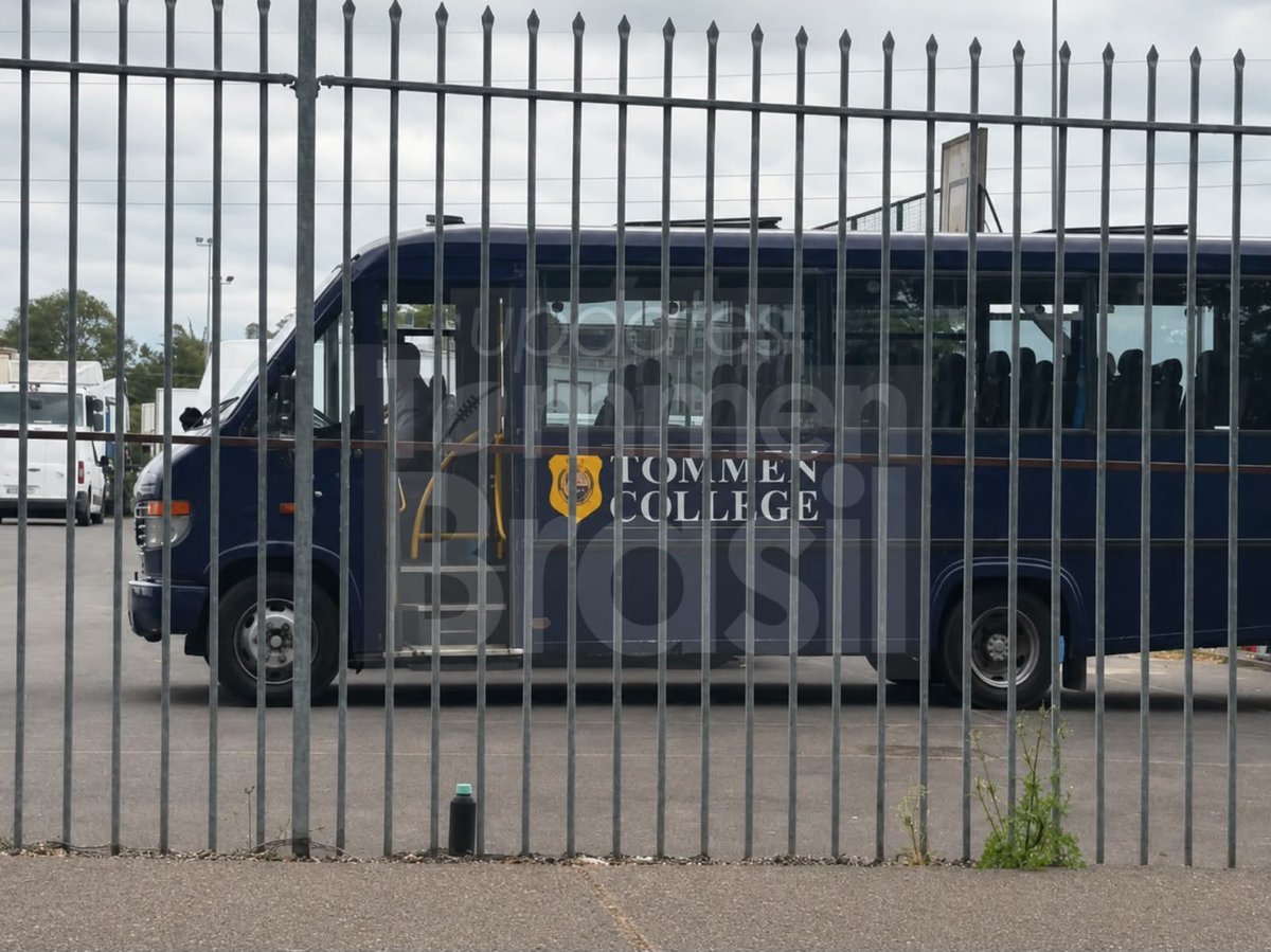 updatestommenbr's tweet photo. 🚌 | ÔNIBUS DE TOMMEN PASSANDO!

Um ônibus com a logo da Tommen College foi avistado nos estúdios de gravação da adaptação de Boys of Tommen. Alguém mais aí com fomo? https://t.co/h8OKErXvzn