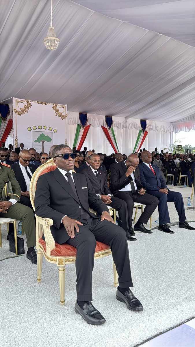 teonguema's tweet photo. Con profundo dolor y tristeza nos hemos despedido de los 3 pilotos y 1 ingeniero de vuelo que fallecieron en el accidente del helicóptero Z-9 WE de las fuerzas aereas de Guinea Ecuatorial. 

Es un día de luto para el ejército nacional por haber perdido a estos jóvenes talentosos, llenos de energía, ganas de vivir y que han estado al servicio de la patria través de la misión sagrada de pertenecer al ejercito nacional. 

Ha sido una tragedia que unió a todos los militares como una sola persona con el propósito de localizar a nuestros compañeros; pero, lamentablemente no pudimos encontrarles con vida porque el accidente fue bastante desastroso. Hoy nos hemos despedido de ellos con un fuerte compromiso de no olvidarles jamás, aunque el recuerdo sea doloroso y triste. 

Mi decisión como Encargado de Defensa y Seguridad fue localizarles al precio que fuese, aunque las operaciones de búsqueda y recuperación durasen 10 años, nunca les íbamos a abandonar. De hecho, estuvimos trabajando día y noche sin cesar. 

Por lo consiguiente, felicito a todos los militares, al Ministerio del Interior, Bosques, Medio Ambiente y a la población en general por su perseverancia en la búsqueda de nuestros compañeros. Ese gesto reafirma el gran espíritu de solidaridad que existe entre los ecuatoguineanos. 

Sin embargo, da mucha pena saber que existe un grupo de ecuatoguineanos pertenecientes a la oposición de la diáspora que dedican su tiempo dando una mala imagen a un acto que supone una tragedia nacional con el fin de convertirla en una trifulca política. Esta es una clara muestra de su insensibilidad ante el dolor por la muerte de nuestros hermanos. 
 
Mis agradecimientos se extienden también, de una manera especial, al Gobierno de los #EEUU de América, #China y #Rusia por habernos acompañado durante todo el proceso.