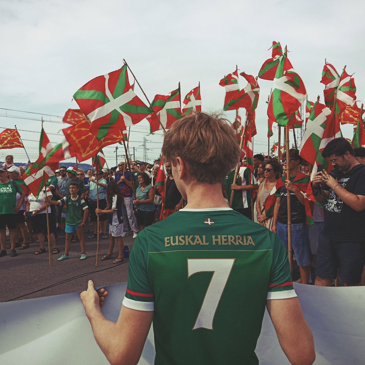 ideiazabaldub's tweet photo. Jasaten ari garen oldarraldi espainolistak argi frogatu du gu bezalako herri minorizatu eta zapaldu batean auzi nazionalak duen zentraltasuna. Espero dut batzuen azken orduko ziaboga benetakoa izatea eta ez soilik oportunismo hutsa. https://t.co/7L2JEkzcND