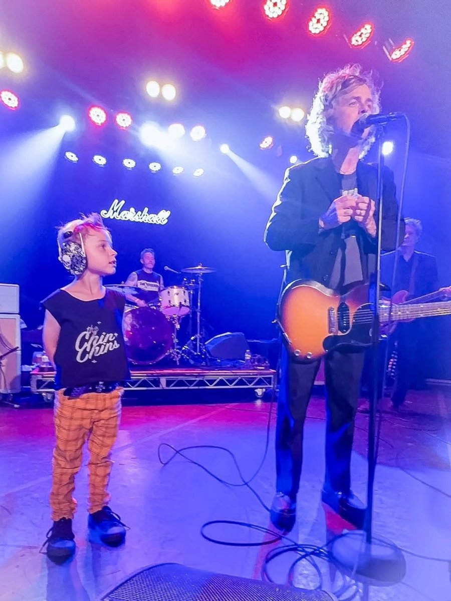 greenday_ita's tweet photo. Just a little guy staring at one of his hero’s. 😍
📷landons_landing
#greenday #billiejoearmstrong #thecoverups https://t.co/s75Bwo8nHQ