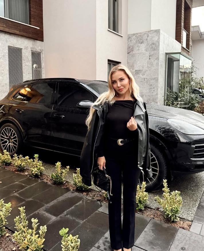 igor20024's tweet photo. Rainy day vibe, but make it classy. ✨🌧️ https://t.co/szPOotkexH