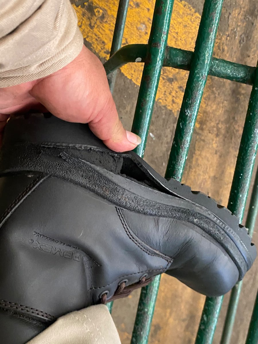 linozentella_'s tweet photo. Denuncia al 9933989844... 🚩⚠️ ¡CPG CACTUS/SÁNCHEZ NOVEROLA: UNA BURLA DOTACIÓN DE BOTAS PODRIDAS A 10 TRABAJADORES DE 100 EN TALLER DE PAILERÍA Y SOLDADURA! De mal en peor para los trabajadores del Taller de Pailería y Soldadura del Complejo Procesador de Gas (CPG) @Pemex en Cactus, Chiapas, del gerente Eduardo Sánchez Noverola. Tras el paro porque desde hace ¡¡¡4 años!!! no les proporcionan Equipo de Protección Personal (EPP) y herramientas para desempeñar sus labores, solo les dieron botas podridas a 10 trabajadores de 100 aproximadamente, que no sirven para la chamba. Los afectados exigen ropa, zapatos, arneses, herramientas, fajas, impermeables, botas de hule, pago de tiempo extra e insalubre puntual y actualización del escalafón. Para esta burla se prestaron el gerente de marras, además de Ervin Martínez Valenzuela por parte de Recursos Humanos @Pemex y la comitiva integrada por Ricardo Zavaleta y Jesús Carpio por parte de la Sección 48 STPRM del eterno cacique Ricardo Hernández García. Atención @Claudiashein @MarcelaVilleg15 @CNE_Mex @SENER_mx @GobiernoMX @FGRmexico @LuzElena_GE @ASF_Mexico @SCJN @STPS_mx @Tu_IMSS @SEMARNAT_mx @agencia_asea @CFEmx @CENAGAS_mx @IMPetroleo @SATMX @Hacienda_Mexico @BuenGobierno_mx @Centrofcrl @SEMAR_mx @PROFEPA_Mx @Mx_Diputados @senadomexicano @pamhamui #OIC #UIF #OmarReyesColmenares….Zas!!!

1.- https://t.co/A2MZD0XQEB