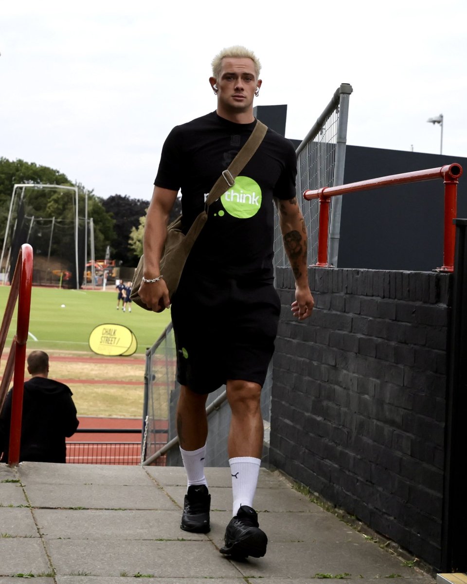 leytonorientfc's tweet photo. Evening, lads! 👋 

#LOFC #OneOrient https://t.co/KNjBqJfWwa