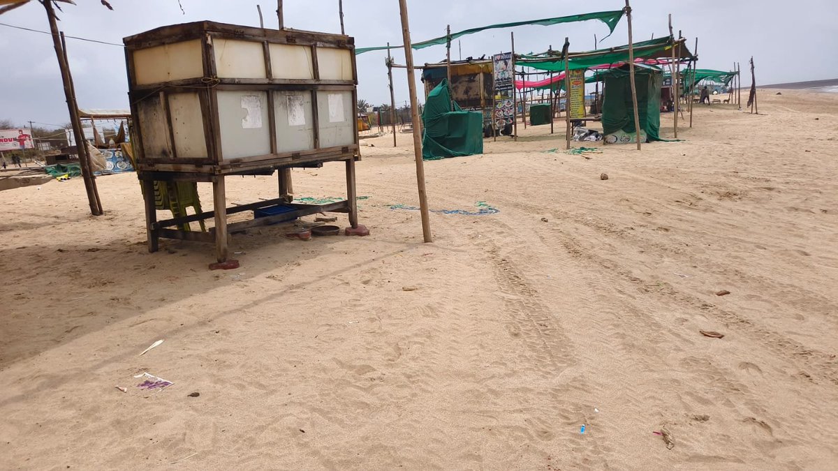 anilrajgor84's tweet photo. માંડવી બીચ ખાલી કરાવાયો 

હવામાન વિભાગ દ્વારા દરિયો તોફાની બનવાની આગાહીના પગલે માંડવીમાં ઓરેન્જ સિગ્નલ લગવાયું છે, સલામતિના ભાગરૂપે બીચ તરફ જતાં તમામ માર્ગો બંધ કરાયા 

#mandvi #kutch #breakingnews #orangealert #Arabiansea https://t.co/chAxHfF876