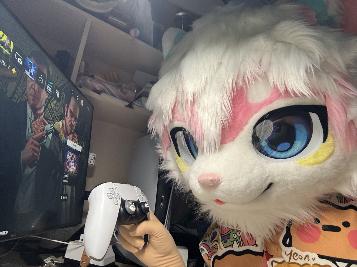 YANBUTIAN2008's tweet photo. #Fursuit 
來打遊戲嗎？或者⋯陪我聽會歌好嗎⋯🥹
～～～～～～～～～～～～～～～～～～
#Furry #fursuitevery #FursuitsEveryday https://t.co/d7NYAPEdUn