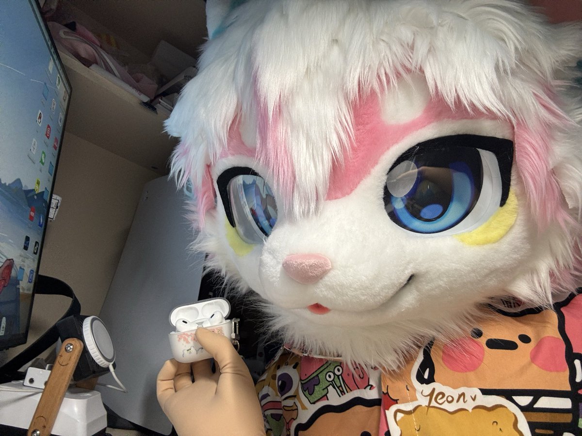YANBUTIAN2008's tweet photo. #Fursuit 
來打遊戲嗎？或者⋯陪我聽會歌好嗎⋯🥹
～～～～～～～～～～～～～～～～～～
#Furry #fursuitevery #FursuitsEveryday https://t.co/d7NYAPEdUn