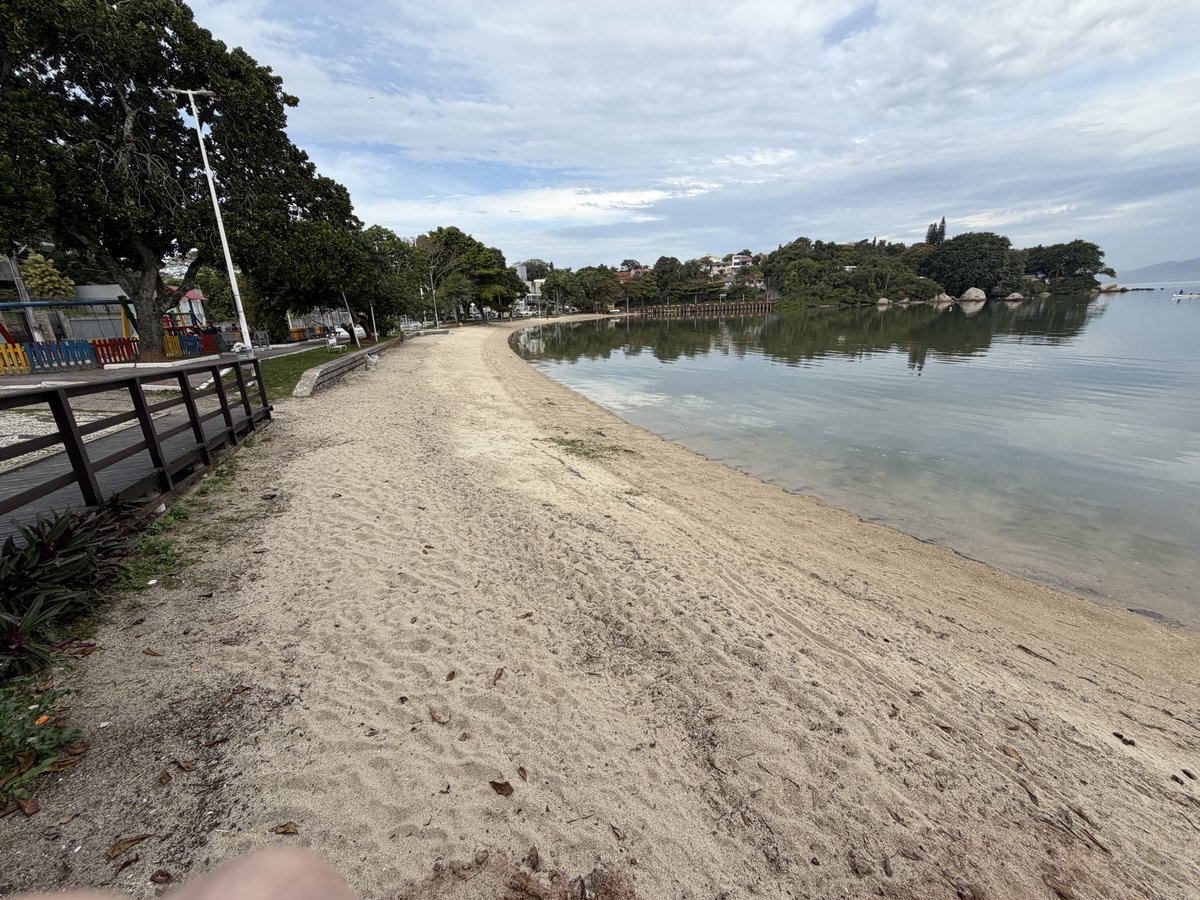 arqdesterro's tweet photo. Cartão postal: Praia do Bom Abrigo. Datado, no verso, em 27/2/68. Como anda será, hoje em dia, o Museu do Homem do Sambaqui? Na sequência, tentativas de reprodução hodierna. https://t.co/1UUPxpYyeS