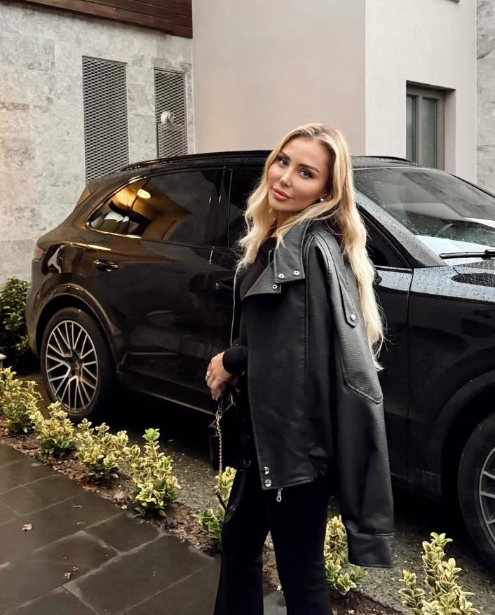 Sofiaj4dd's tweet photo. Rainy day vibe, but make it classy. ✨🌧️#xeneaquiz https://t.co/W98LERjRNM