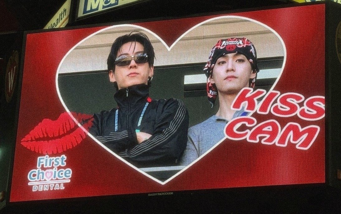 jeonperfait's tweet photo. #taekookau AlfaxAlfa

Jungkook e Taehyung se odeiam.
Num show da escola, por falta de espaço, acabaram presos lado a lado e as implicâncias começaram na hora.
Só que eles não esperavam a Kiss Cam, e muito menos que seriam os escolhidos.
E pra piorar: Taehyung namora. https://t.co/YKt92Jz4Y8