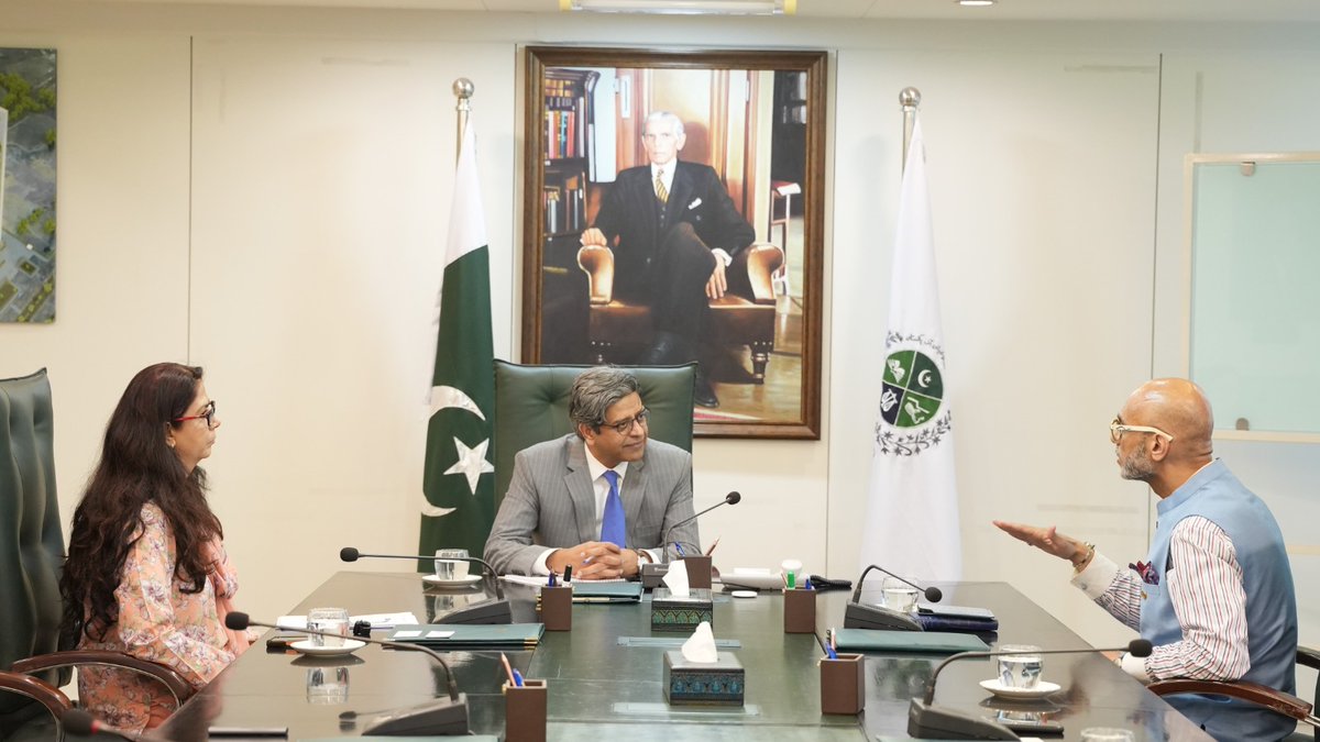 unwomen_pak's tweet photo. Chief of Staff @NaciriMohammad met with @SECPakistan Chairman Dr. Kabir Ahmed Sidhu to reaffirm shared commitment to advancing women's economic empowerment through gender-responsive corporate governance, sustainable finance, and inclusive capital markets. https://t.co/uZPeMgykD1