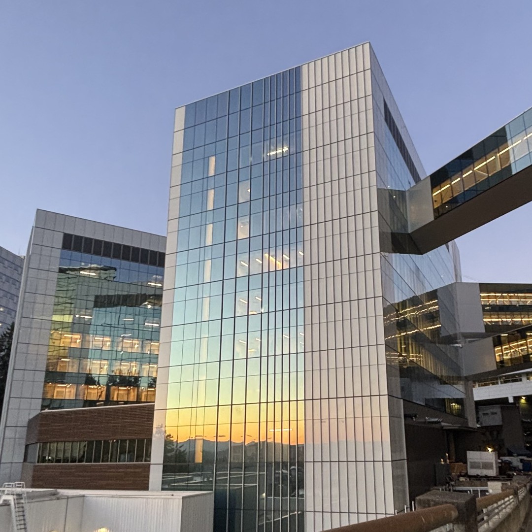 PCIcontracting's tweet photo. When work began on the OSHU Vista Pavilion, the project team determined early that prefab solutions would provide less congestion onsite &amp; improve safety. The PCI Portland crew collaborated to design the right panel solution. Read more ➡️ https://t.co/2xtk6qvgj6 
#BuildToLast https://t.co/LEmapWNg04
