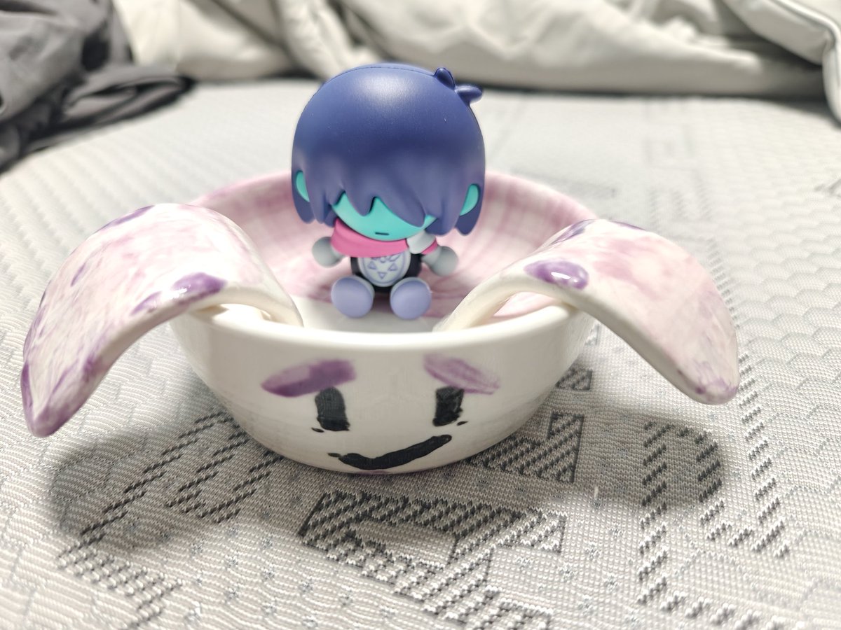 adiss127's tweet photo. Made this ceramic Ramb bowl myself. Love it. Color's a bit light but these dog ears are super cool. This Kris figure is a doujin merch item by the Chinese community. Bought it. Probably China-only.
#deltaruneㅤㅤㅤ #Ramb 
#三角符文 https://t.co/Sgq8aH0uhV