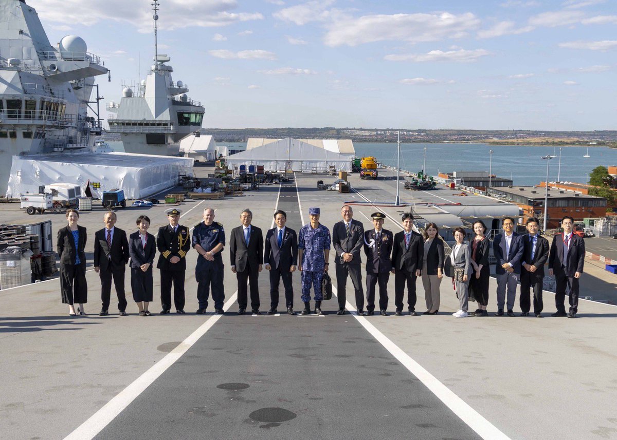 shinjirokoiz's tweet photo. イギリス海軍の空母「クイーン・エリザベス」に乗せて頂き、艦上などをご案内頂きました。米軍の空母は乗ったことがありますが、イギリス海軍の空母は初めて。圧巻の景色でした。 https://t.co/gryx4JXGbM