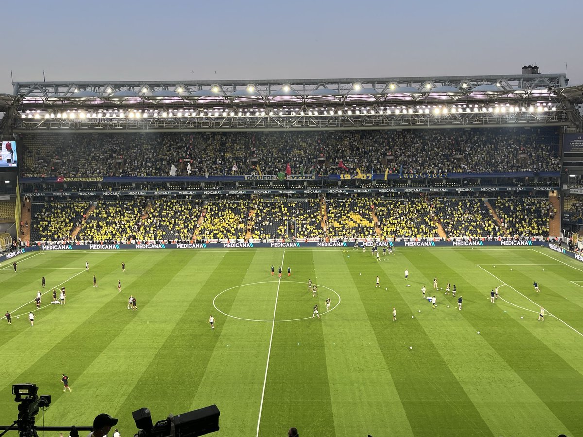 TekYolFener's tweet photo. Maraton Alt tribünündeki taraftarlarımıza sarı t-shirt dağıtıldı. https://t.co/APmOkfqDSY