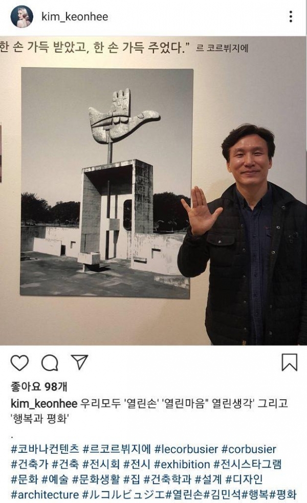 uujib131257's tweet photo. 여기다 대고 신천지 타령하면서 멘션달고 차단박고 튀는 애들은 김민석이 시키는대로 또 낙인찍고 혐오하고 증오하고 열심히 의도하는대로 움직여주고 있구나 그러니까 정청래를 증오하는 감정에 사로잡혀서 탑승 중인 차까지 부수려고 하지 
ㅋㅋㅋ 사진은 달랑 왜 올림? 그 사진 속 신천지 여자라는 사람 그당시 신천지도 아니었고 윤석열과 관련도 없었고 한국 근우회 행사였고 여성 관련 단체였기때문에 다른 민주당 의원들도 축사 보내고 참여했었음 
그런 개논리면 과거에 같이 밥먹었다고(이재명도 조폭들이랑 밥먹고 사진찍음), 김건희 계정에 올라왔다고 (김민석 ...) 이재명은 조폭이랑 손잡았고, 김민석은 김건희랑 한통속이었다는 말도 성립되는건가?
