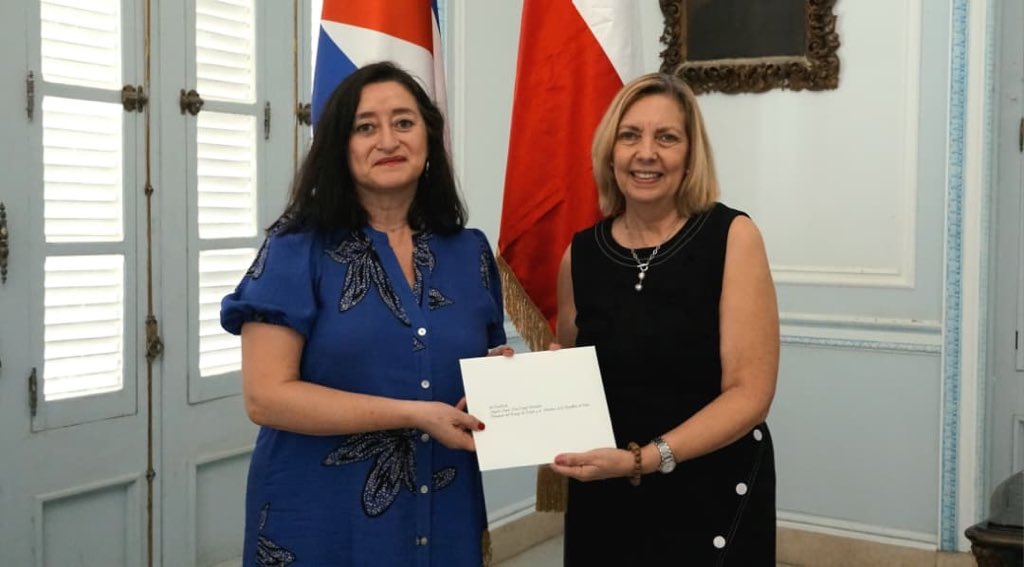 CubaMINREX's tweet photo. La viceministra de Relaciones Exteriores de Cuba, Josefina Vidal Ferreiro, recibió las Copias de Estilo de la Excma. Sra. Carola Muñoz Oliva que la acreditan como Embajadora de la República de Chile 🇨🇱 en la República de Cuba.

🔗: https://t.co/KsrYMHgy5R https://t.co/2trWeHws1k