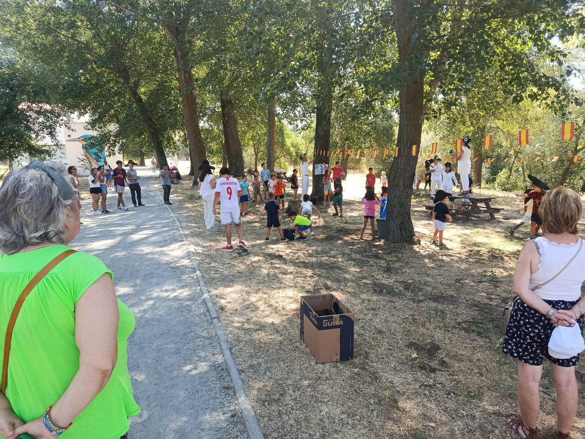 AytoSantaMarta's tweet photo. Entretenida recreación histórica, a cargo de los alumnos de la AFE de Promoción Turística, del paso de las tropas aliadas por el vado del Tormes en la Batalla de los Arapiles. https://t.co/vsAckoGWky