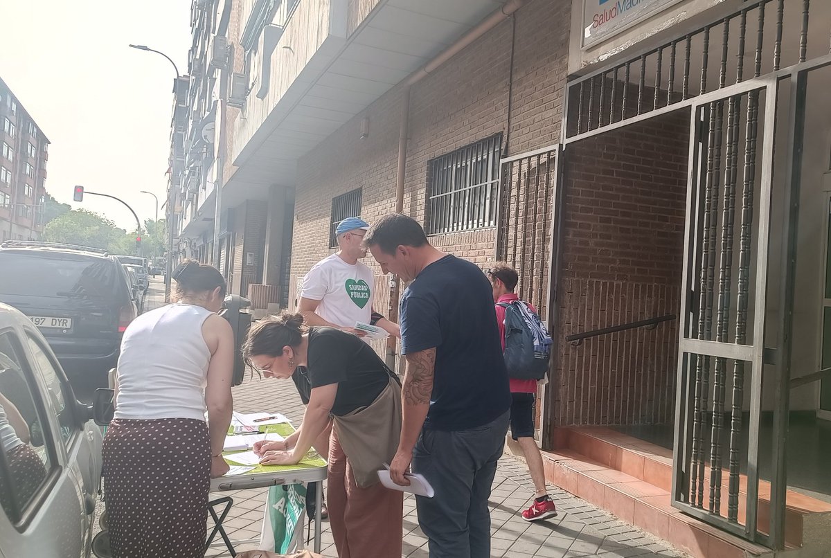 ChristopheDes16's tweet photo. SANIDAD PÚBLICA - RECLAMACIONES
Una vez más con los compas de Carabanchel y @VecinasSanidad , hoy 21/07 delante del CS Quince de Mayo, para recoger RECLAMACIONES.
En este Centro de salud por ejemplo, no hay pediatra por la tarde, desde hace meses... https://t.co/jHhr3BzflI