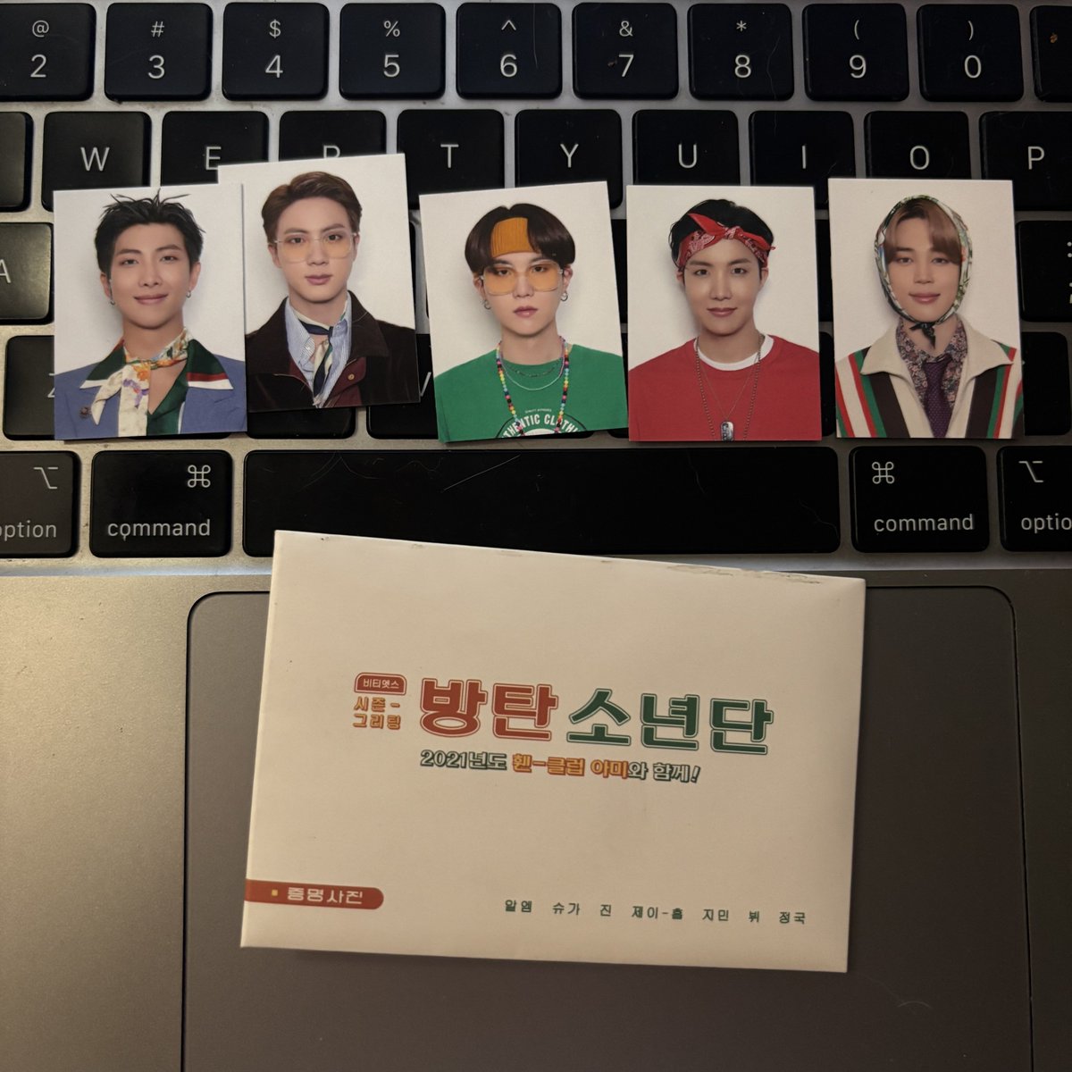 eeseooees's tweet photo. bts sg21 arirang wts lfb ph 

2021 seasons greetings id photos 
back to back
₱300 set 

dm if interested https://t.co/IVXJmPFE0e
