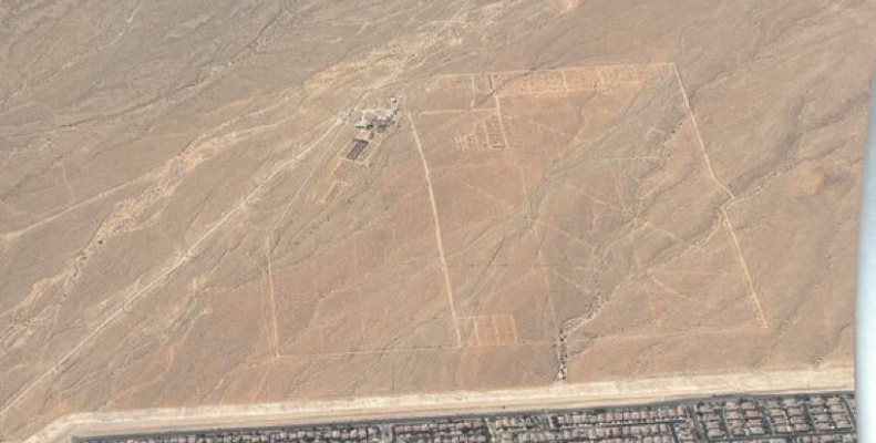RobWalsh15's tweet photo. @SkylarSkye3 Property lines and drainage.  
That single building out there owns the land and wouldn't sell to the developers, and the thing that looks like a road is actually a drainage ditch between the 2.  You can see the wash coming in from the mountains to the ditch. https://t.co/ZFYCoqCU19