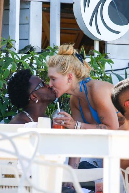 realmilgrauu's tweet photo. Vinicius Jr e a Virginia curtindo as férias 

Po, é difícil vocês admitirem que o Vini ficou bonitão? https://t.co/G717oi31M7