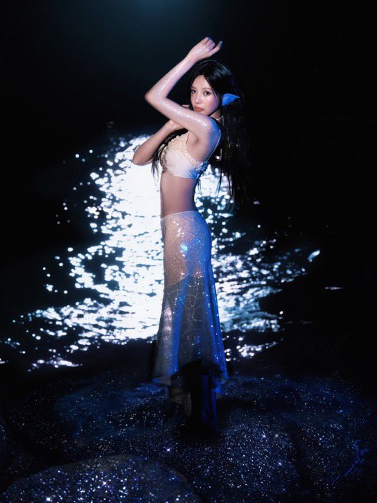 nicovelvets's tweet photo. joy posting these pics on instagram with red velvet’s underwater she knows her audience so well it’s actually sick and twisted https://t.co/Up1L7IcTti