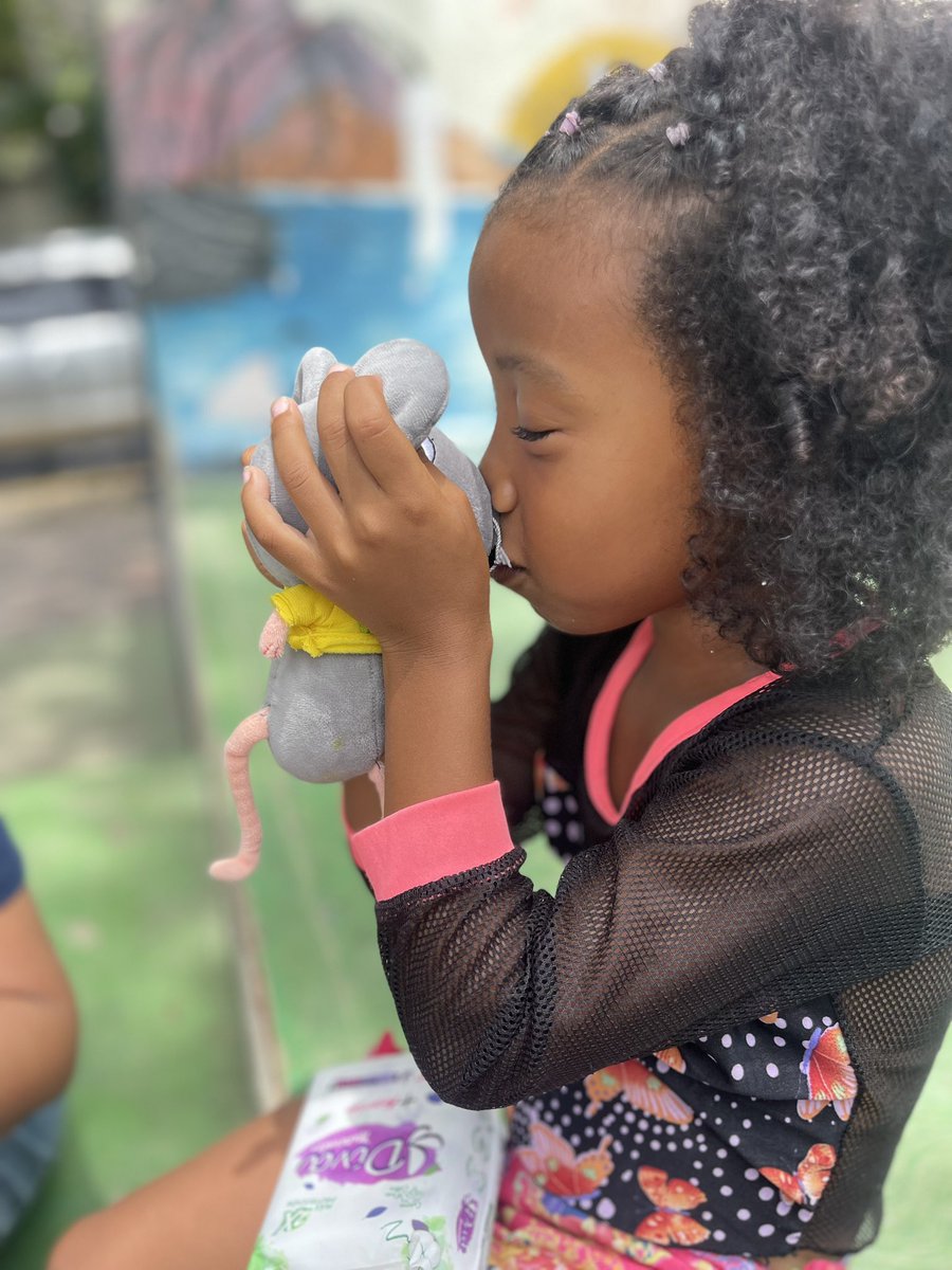 Macarena_Olona's tweet photo. El ratoncito de mi pequeño Diego ha encontrado a su niña en La Guaira. Este momento. Esta sonrisa. Todo ha valido la pena.

Como dijo el ilustre poeta venezolano Andrés Eloy Blanco en su poema “Los hijos infinitos”: “Cuando se tiene un hijo, se tiene el mundo adentro y el corazón afuera”.

Saldrás adelante, Venezuela. Por los hijos de la Patria.