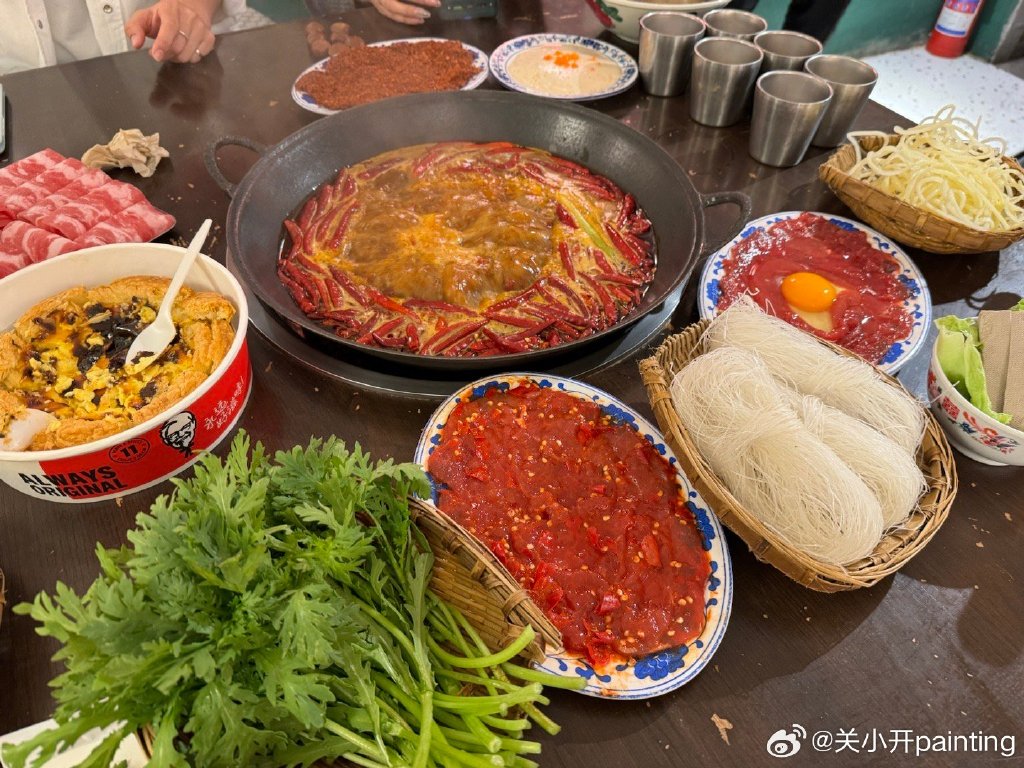 Driakb's tweet photo. 办公室摸鱼必备的脆生生！刚拆的番茄味薯片香到邻座过来抢，这快乐必须分享～， https://t.co/NYoe7yWBVA