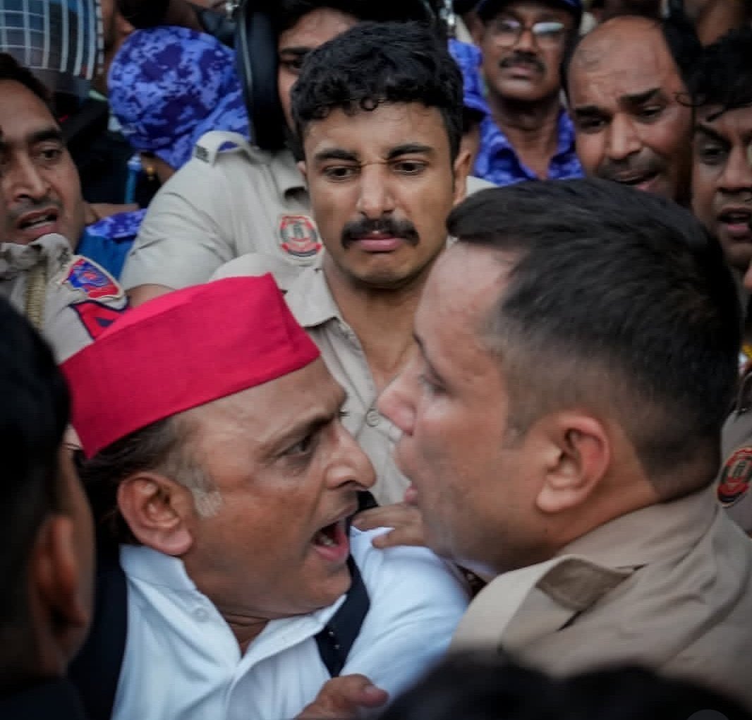iSameerStaR's tweet photo. भारतीय लोकतंत्र की आज की सबसे बेहतरीन ये दो तस्वीरें…
#AkhileshYadav #Rahulgandhi https://t.co/3Kc21qdzkX