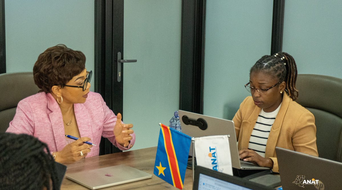 anat_rdc's tweet photo. L’aménagement du territoire s’invite au cœur de l’éducation à la citoyenneté.

La Directrice Générale de l’Agence Nationale d’Aménagement du Territoire (ANAT) a reçu en audience une délégation du Ministère en charge de l’Éducation Nationale et de la Nouvelle Citoyenneté, conduite par Mme Lorence KABASELE, Directrice de Cabinet adjointe de Son Excellence Mme Raïssa Malu, Ministre d’État, Ministre de l’Éducation Nationale et de la Nouvelle Citoyenneté.

Les échanges ont porté sur les perspectives de collaboration entre les deux institutions, notamment l’intégration des enjeux d’aménagement du territoire dans l’éducation, la sensibilisation de la jeunesse à la connaissance et à l’appropriation du territoire national, ainsi que la promotion d’une citoyenneté fondée sur une meilleure compréhension et valorisation de l’espace national.

Cette audience ouvre la voie à une concertation plus approfondie en vue de bâtir un partenariat stratégique entre l’ANAT et le secteur éducatif, pour rapprocher les politiques territoriales de la formation des générations futures.

#ANATRDC #EducationRDC #NouvelleCitoyennete #AmenagementDuTerritoire #TerritoirePlanifie #ViesPreservees #DeveloppementDurable #RDC