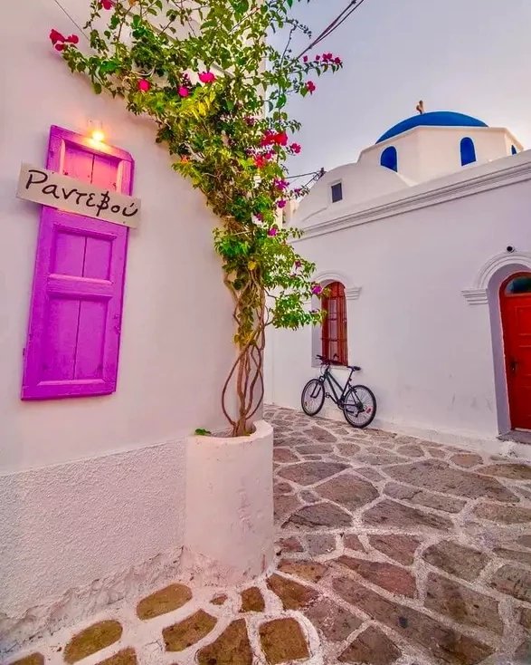 GreekPictures's tweet photo. A splash of purple, a touch of blue, and a path that invites you to wander. In #Antiparos, beauty quietly appears around every corner. 🇬🇷
📷 loukoumoskonaki7 https://t.co/RyHMWfaSVQ