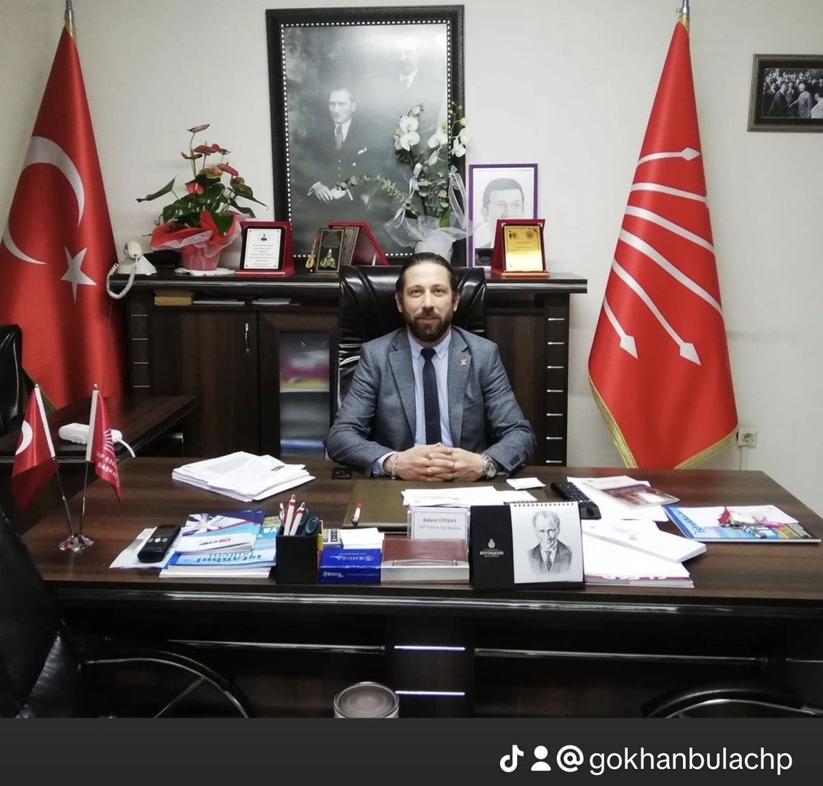 GokhanBulac's tweet photo. "Partinin adı,
logosu değişir,
gün gelir
devran
değişir, ayrı
düşenler 
birieşir ama
bizi, bu
birlikteliği 
bölemezler."

Başkanımız Özgür Özel’in tarihin doğru tarafında yer aldık. Saray rejimine karşı dik duracağız, iktidar yürüyüşümüzden vazgeçmeyeceğiz!

#chpistifa
#türkiye https://t.co/7uVQae8r88
