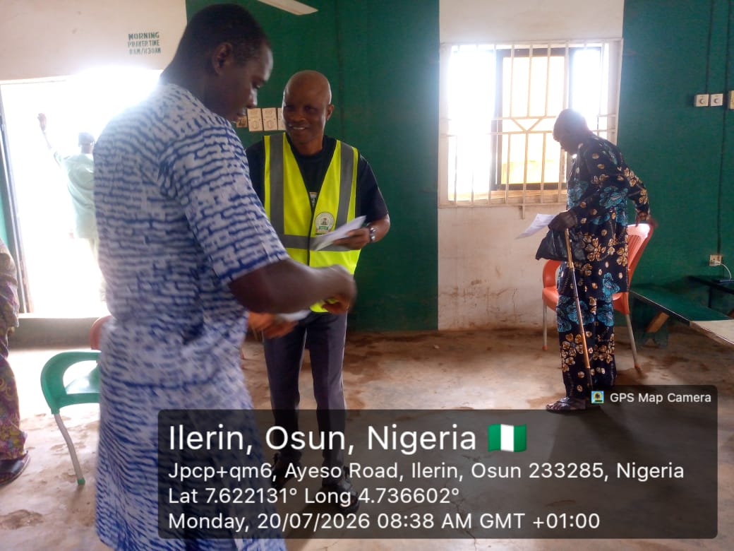 osun_noa's tweet photo. COMO Ilesa East  L/G ,Oni James at NURTW Office,Odo Iro,Ilesa educating the members to shun act of unwillingness to vote(Apathy)and encouraged them to embrace coming out emass to vote in the forthcoming  governorship election in Osun State https://t.co/qX4ZE2ntYR