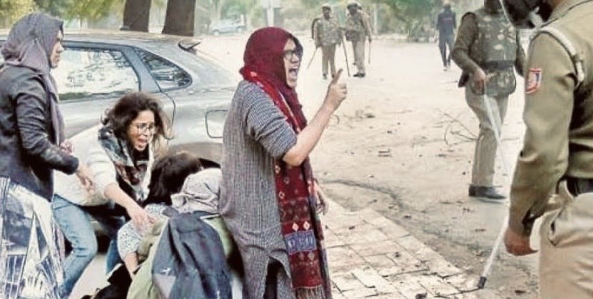 rebelnida's tweet photo. To everyone calling out Delhi Police brutality today, Do you remember this slogan?
“दिल्ली पुलिस लट्ठ बजाओ, हम तुम्हारे साथ हैं.”
December 2019 CAA-NRC protests. Students &amp; Muslims were beaten &amp; they cheered. Funny how it was acceptable until it happened to you.
#cjp #संसद_मार्च https://t.co/iGZnZ2V7tK