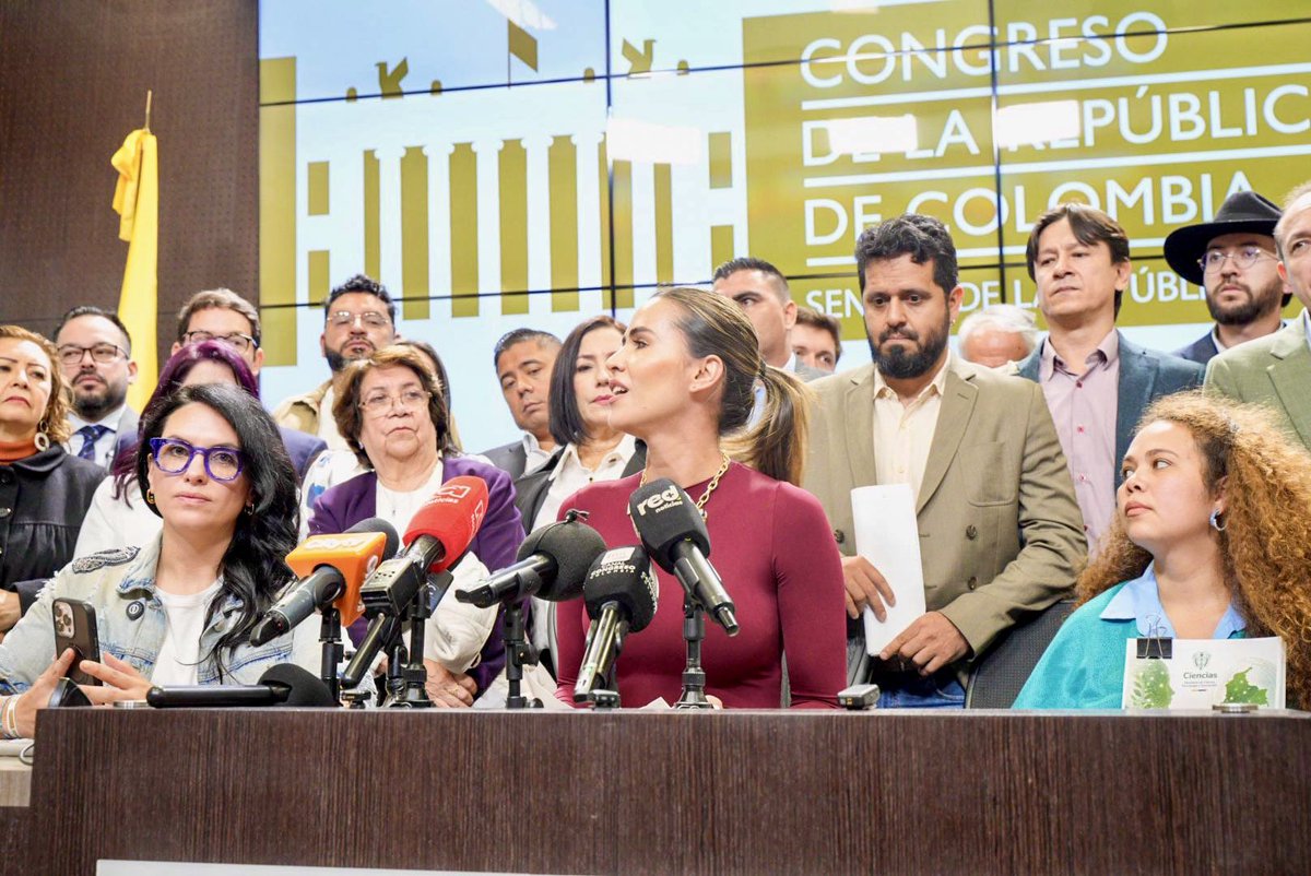 MafeCarrascal's tweet photo. Ahora sí, a lo que vinimos ✊

La bancada del Pacto Histórico llegó al Congreso para cumplir una deuda histórica con las y los trabajadores de Colombia. Por eso radicamos el Estatuto del Trabajo, una iniciativa que desarrolla por fin el artículo 53 de la Constitución de 1991 y convierte en normas los principios del trabajo digno y decente. El proyecto garantiza un salario vital y móvil, fortalece la estabilidad laboral, protege la libertad sindical, la negociación colectiva, la desconexión digital y los derechos frente a la inteligencia artificial, consolidando de manera permanente los avances conquistados por la reforma laboral.

Pero nuestro compromiso con el cambio va mucho más allá. Esta bancada está trabajando para garantizar la salud como un derecho y no un negocio, proteger el agua prohibiendo el fracking y fortaleciendo los acueductos comunitarios, regular la inteligencia artificial con enfoque de derechos, reconocer la educación superior como un derecho fundamental y avanzar en una transición social y ambientalmente justa. 

Es una agenda legislativa que pone en el centro la dignidad humana, amplía derechos y demuestra que el Congreso también puede ser un escenario de transformaciones reales para la vida de la gente. 

#ElPactolegislaporlavida