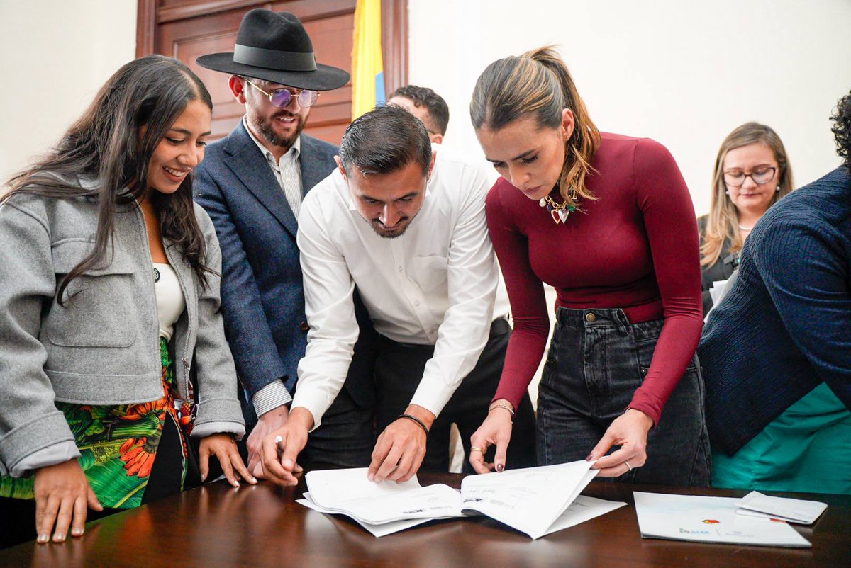 MafeCarrascal's tweet photo. Ahora sí, a lo que vinimos ✊

La bancada del Pacto Histórico llegó al Congreso para cumplir una deuda histórica con las y los trabajadores de Colombia. Por eso radicamos el Estatuto del Trabajo, una iniciativa que desarrolla por fin el artículo 53 de la Constitución de 1991 y convierte en normas los principios del trabajo digno y decente. El proyecto garantiza un salario vital y móvil, fortalece la estabilidad laboral, protege la libertad sindical, la negociación colectiva, la desconexión digital y los derechos frente a la inteligencia artificial, consolidando de manera permanente los avances conquistados por la reforma laboral.

Pero nuestro compromiso con el cambio va mucho más allá. Esta bancada está trabajando para garantizar la salud como un derecho y no un negocio, proteger el agua prohibiendo el fracking y fortaleciendo los acueductos comunitarios, regular la inteligencia artificial con enfoque de derechos, reconocer la educación superior como un derecho fundamental y avanzar en una transición social y ambientalmente justa. 

Es una agenda legislativa que pone en el centro la dignidad humana, amplía derechos y demuestra que el Congreso también puede ser un escenario de transformaciones reales para la vida de la gente. 

#ElPactolegislaporlavida