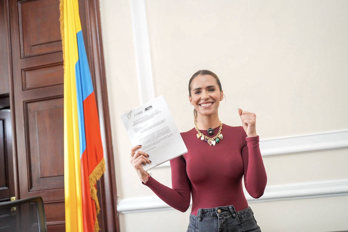 MafeCarrascal's tweet photo. Ahora sí, a lo que vinimos ✊

La bancada del Pacto Histórico llegó al Congreso para cumplir una deuda histórica con las y los trabajadores de Colombia. Por eso radicamos el Estatuto del Trabajo, una iniciativa que desarrolla por fin el artículo 53 de la Constitución de 1991 y convierte en normas los principios del trabajo digno y decente. El proyecto garantiza un salario vital y móvil, fortalece la estabilidad laboral, protege la libertad sindical, la negociación colectiva, la desconexión digital y los derechos frente a la inteligencia artificial, consolidando de manera permanente los avances conquistados por la reforma laboral.

Pero nuestro compromiso con el cambio va mucho más allá. Esta bancada está trabajando para garantizar la salud como un derecho y no un negocio, proteger el agua prohibiendo el fracking y fortaleciendo los acueductos comunitarios, regular la inteligencia artificial con enfoque de derechos, reconocer la educación superior como un derecho fundamental y avanzar en una transición social y ambientalmente justa. 

Es una agenda legislativa que pone en el centro la dignidad humana, amplía derechos y demuestra que el Congreso también puede ser un escenario de transformaciones reales para la vida de la gente. 

#ElPactolegislaporlavida