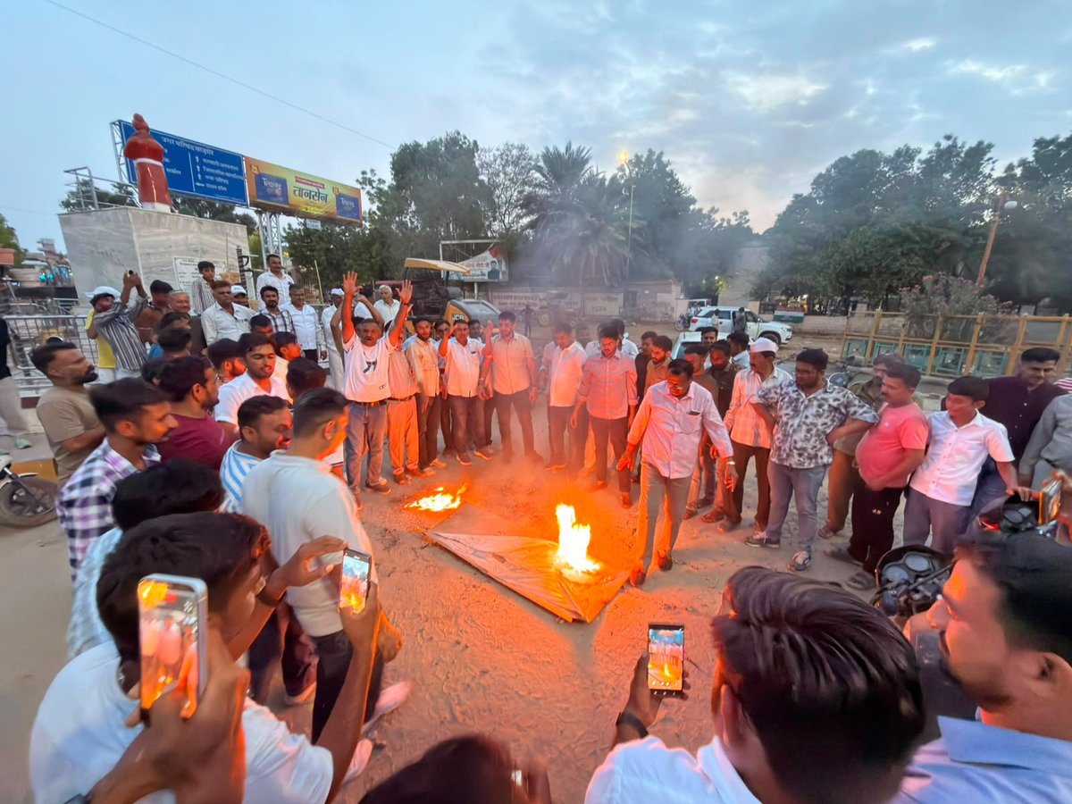 INCRajasthan's tweet photo. प्रदेश कांग्रेस कमेटी के निर्देशानुसार आज जिला कांग्रेस कमेटी बाड़मेर द्वारा प्रधानमंत्री नरेन्द्र मोदी का पुतला दहन एवं केंद्रीय शिक्षा मंत्री धर्मेंद्र प्रधान के इस्तीफा की मांग को लेकर विरोध-प्रदर्शन कर पुतला दहन किया गया।

📍बाड़मेर https://t.co/LpUqNNv7WW