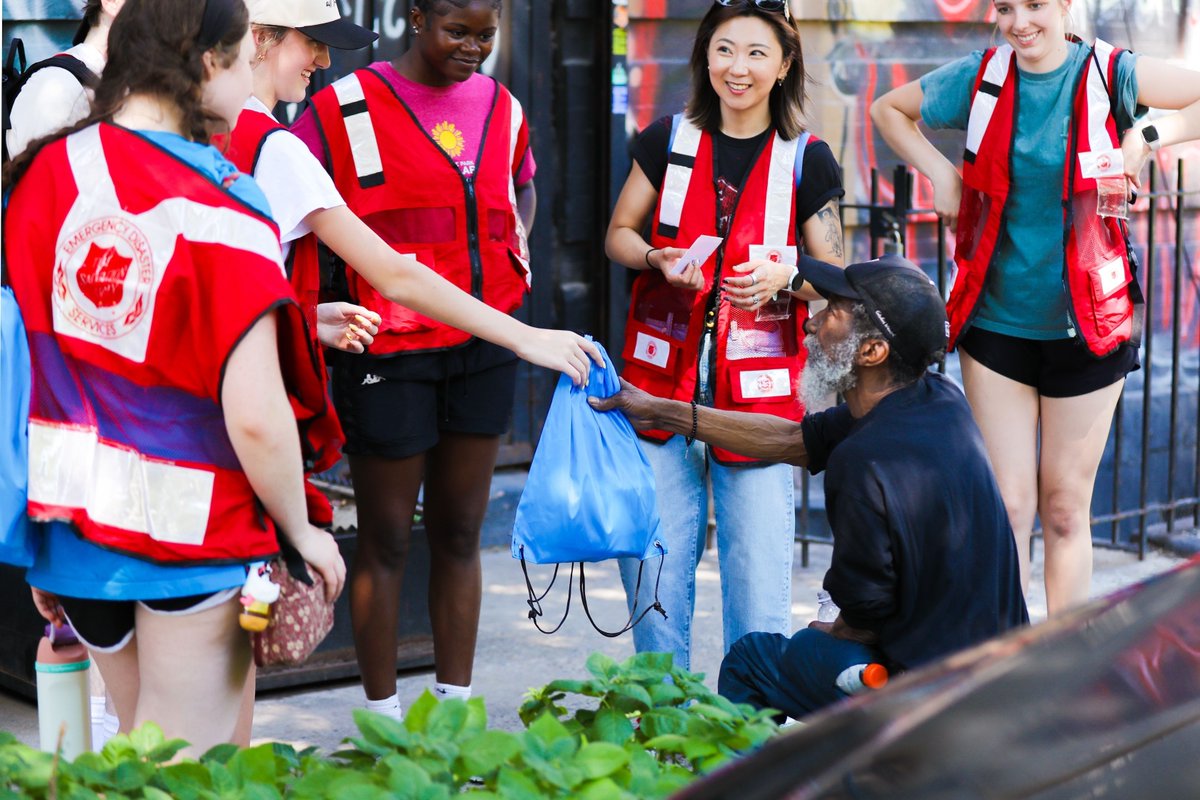 SBKgives's tweet photo. Recently, outreach teams came together for NYC's Summer Don't Walk By initiative, connecting people with resources and support.
SBK beneficiary, @CITYPAKProject donated 280 PAKs alongside partners like @SalvationArmyHarlem, helping persons navigating housing instability. https://t.co/FRqV7UnF01