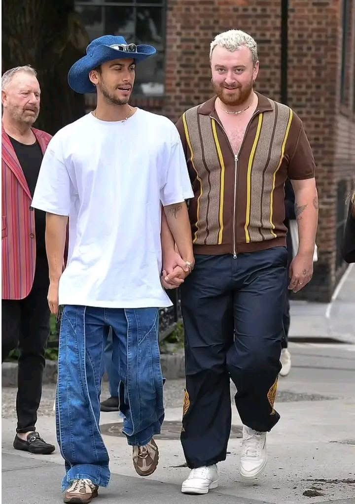 MichealTv01's tweet photo. Sam Smith pictured with his boyfriend Christian Cowan in NYC 2023 https://t.co/q70fhiU21w