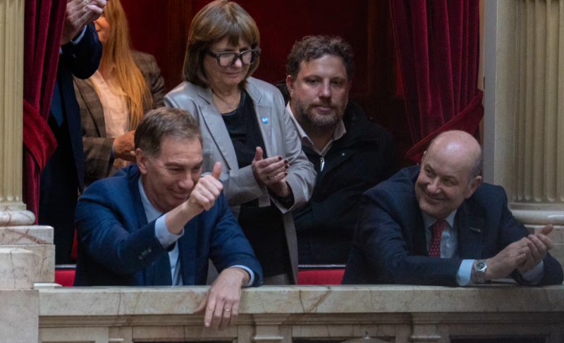 El_Pulso_P's tweet photo. La Ley de Inviolabilidad de la Propiedad Privada se estanca: senadores postergan debate y oficialismo ajusta texto para evitar un nuevo fracaso. https://t.co/00L3GwnxPB #Senado #LeyDeTierras https://t.co/tNdXBVkciv