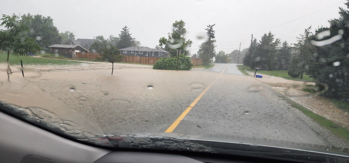 MikeMatijczyk's tweet photo. @weathernetwork @MurphTWN 
Binbrook,ON.
Close to 100mm of rain. Massive run off of flooded farm land.
Cemetary and Fletcher area of Binbrook. https://t.co/FiT0kqW0fT