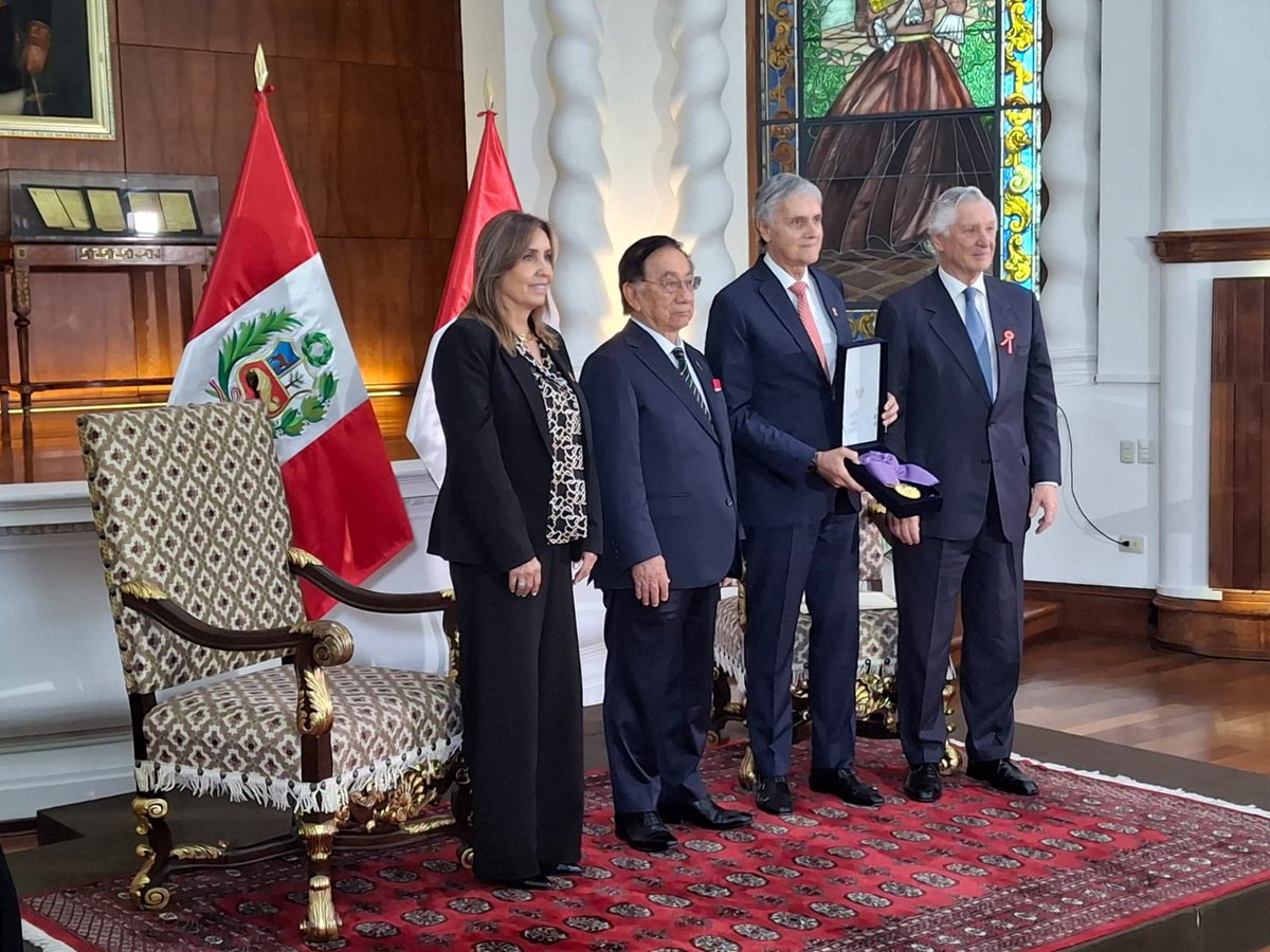 Andresistas_R_R's tweet photo. 🇵🇪 | El Maestro Andres Roca Rey Valdez ha recibido hoy la condecoración de la Orden “Al Mérito por Servicios Distinguidos” de manos del Presidente del Perú, ceremonia en Palacio de Gobierno peruano.

Lo recibió en su representación su padre don Fernando Roca Rey Muller, https://t.co/QOyzhH4FRY