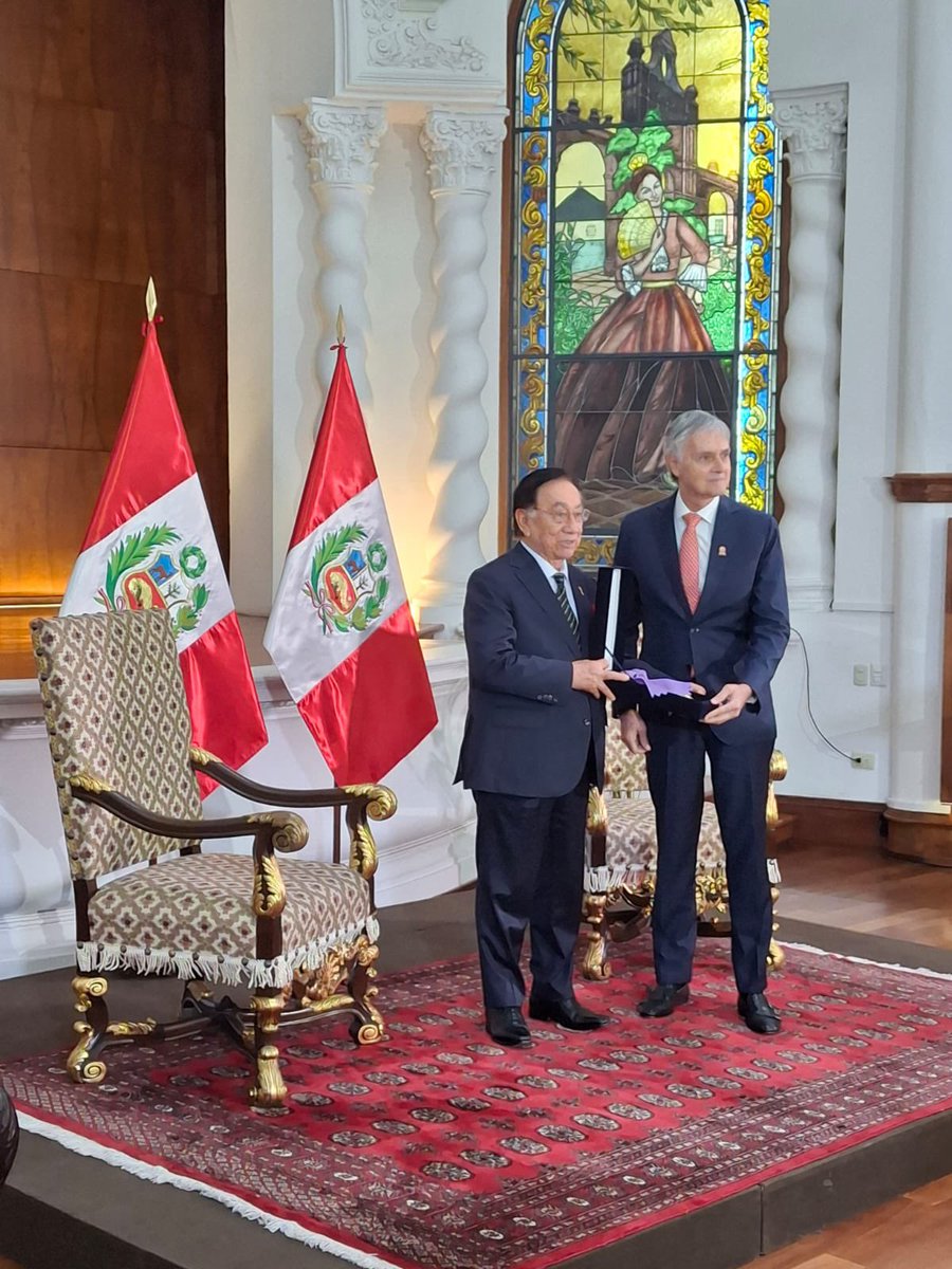 Andresistas_R_R's tweet photo. 🇵🇪 | El Maestro Andres Roca Rey Valdez ha recibido hoy la condecoración de la Orden “Al Mérito por Servicios Distinguidos” de manos del Presidente del Perú, ceremonia en Palacio de Gobierno peruano.

Lo recibió en su representación su padre don Fernando Roca Rey Muller, https://t.co/QOyzhH4FRY