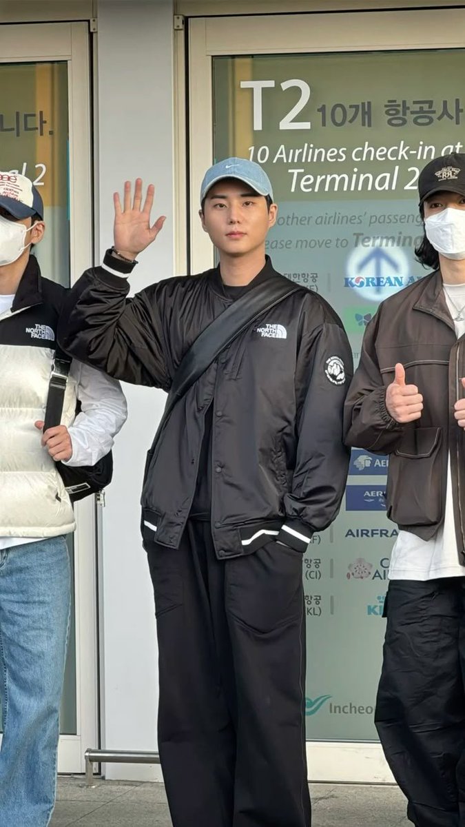 HR_jjm's tweet photo. 어우 디다 영연쌤이랑 밥이라도 묵고 드가야지 해서 찾았드만 작별인사만 한참이고

쌤 보고싶을거에요ㅠ
어 난아냐
쌤 저희 잊으면 안돼요ㅠㅠ
어 싫어
쌤 이제가면 언제 또봐요
너 월욜에 지각하면 죽인다 

어어 빨리들 꺼져 제발 집가 학원 가 갔다가 월요일에 제때 오기나 해 https://t.co/WDyMLl8iQA