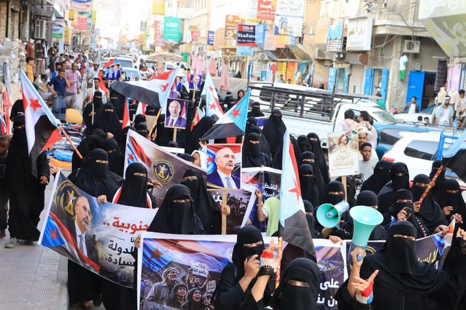 Aden_First1's tweet photo. اغلقوا الشوارع وعسكروا الساحات الا ان حضور ابناء حضرموت كان اقوى من ذي قبل اطلقوا عليهم الرصاص الا انهم ثبتوا ورددو لاوصاية للسعودية على حضرموت . https://t.co/wu2Sj83huw