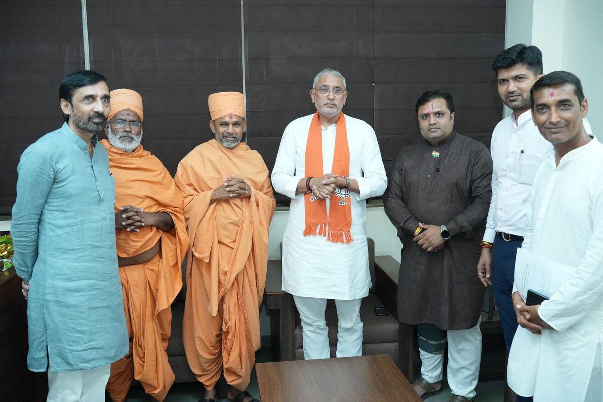 gauravruparelia's tweet photo. આજે ગાંધીનગર સચિવાલય મુકામે ગુજરાત ના માનનીય મુખ્યમંત્રી શ્રી ભુપેન્દ્રભાઈ પટેલ સાહેબ, ઉપ મુખ્યમંત્રી શ્રી હર્ષ ભાઈ સંઘવી, કૃષિ મંત્રી શ્રી જીતુ ભાઈ વાઘાણી, રાજ્ય સરકારના મંત્રી અને જૂનાગઢના સહ-પ્રભારી મંત્રી શ્રી કૌશિક ભાઈ વેકરીયા જી ની ઉપસ્થિતિમાં જુનાગઢ BAPS તેમજ ગઢડા સ્વામિનારાયણ સંપ્રદાયના કોઠારી સ્વામીજી અને સંતો ના વિવિધ પ્રશ્નો રજૂઆતો અને સંસ્થા ના આગામી કાર્યક્રમો અંગે આમંત્રણ, અને ચર્ચા વિચારણા કરવામાં આવી.

તેમજ ગુજરાત ભારતીય જનતા પાર્ટીના પ્રદેશ કાર્યાલય કમલમ મુકામે પ્રદેશ અધ્યક્ષ શ્રી જગદીશભાઈ વિશ્વકર્મા, સંગઠન મહામંત્રી શ્રી રત્નાકરજી, મહામંત્રી શ્રી અનિરુદ્ધ ભાઈ દવે, પ્રશાંતભાઈ કોરાટ અને હિતેન્દ્રસિંહ ચૌહાણ સાથે કોઠારી સ્વામીજી ની શુભેચ્છા મુલાકાત થયેલ અને આશીર્વાદ આપેલ. જય સ્વામિનારાયણ.. @BAPS @AbuDhabiMandir @BAPS_PubAffairs